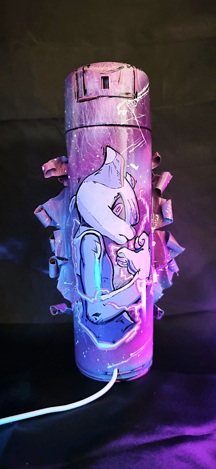 Création Recycl'Art aux couleurs violettes et bleues