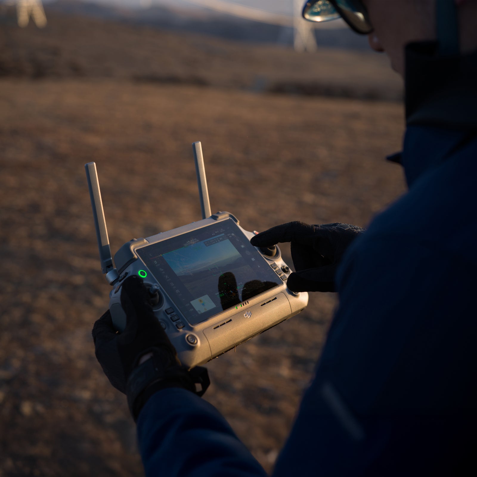 Operator trzymający kontroler DJI RC Plus 2