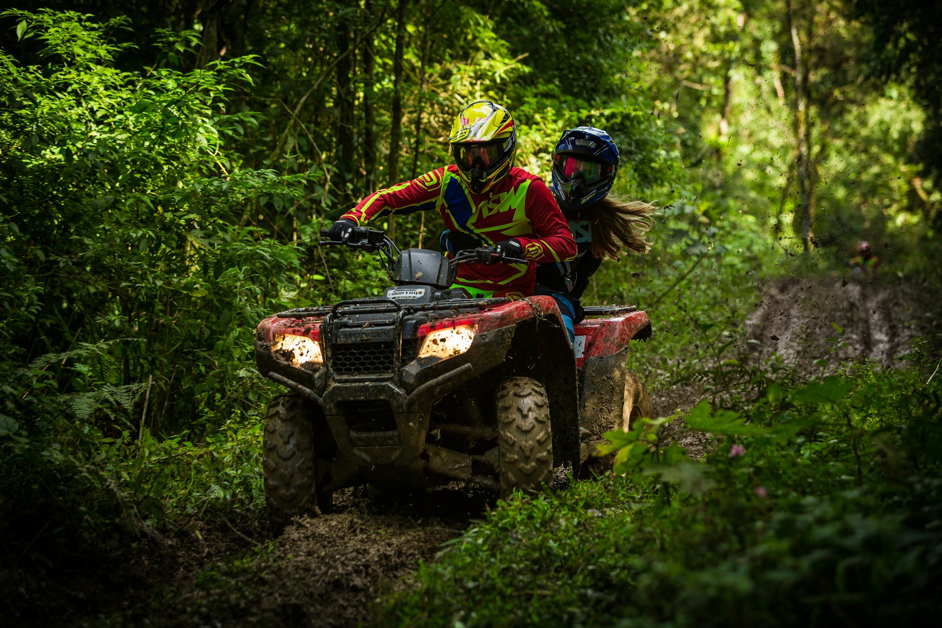 Dua orang menikmati ATV tandem ride