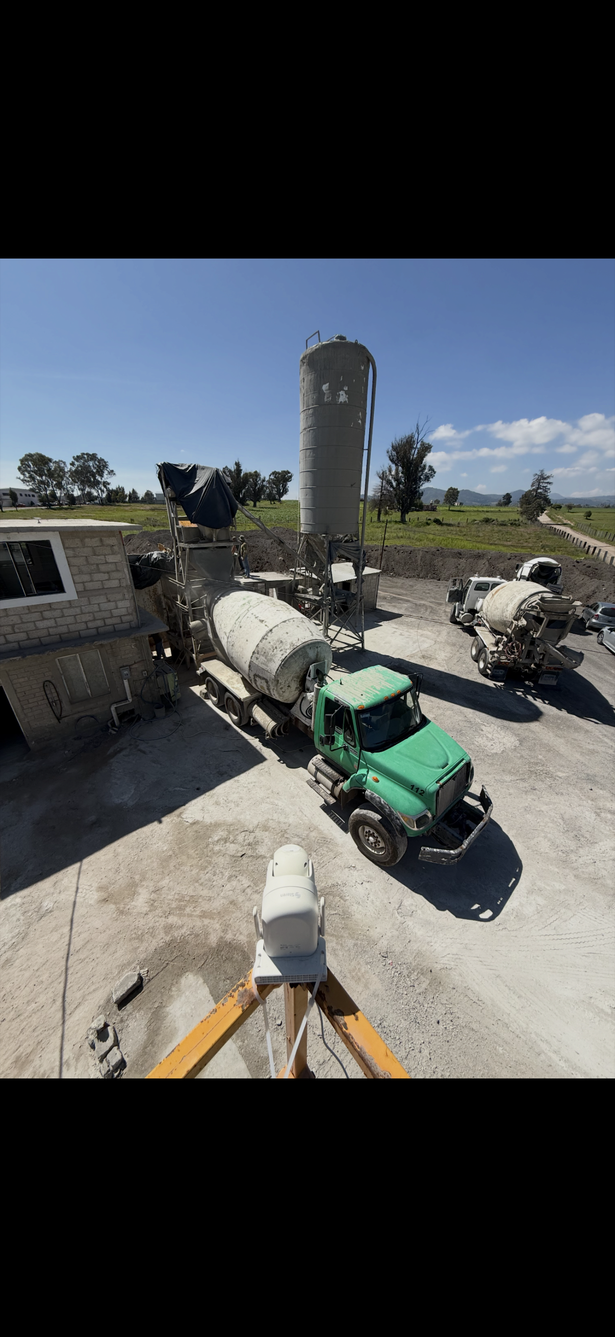 Silo de cemento y mezcladora