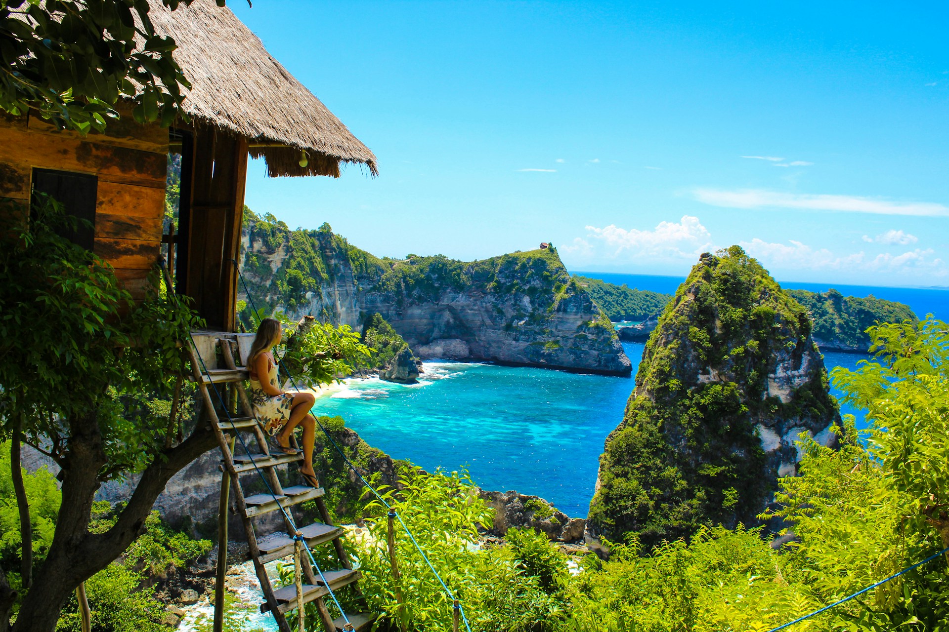 Pemandangan tebing dan laut tropis Bali