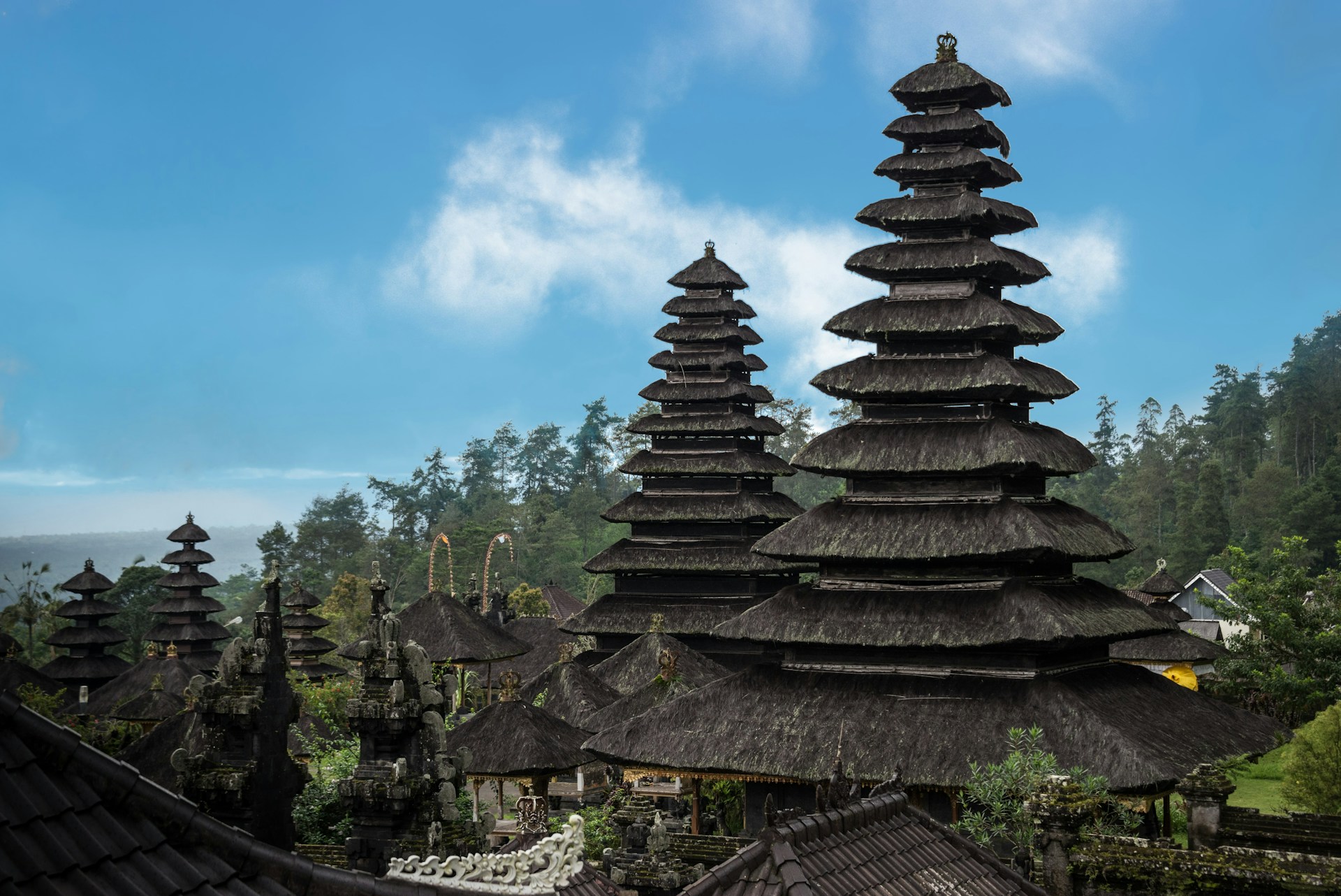 Pura Bali dan alam spiritual