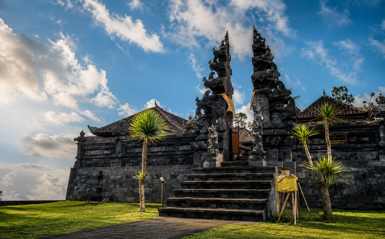 Pemandangan pura Bali berkabut